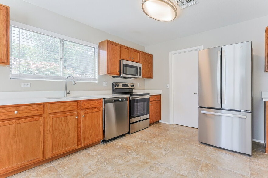 Building Photo - 2325 E Palm Beach Dr