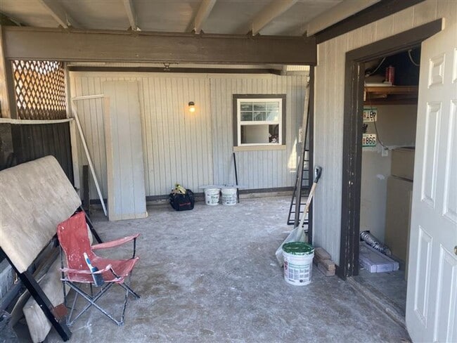 Building Photo - 2/1 Townhouse with covered parking