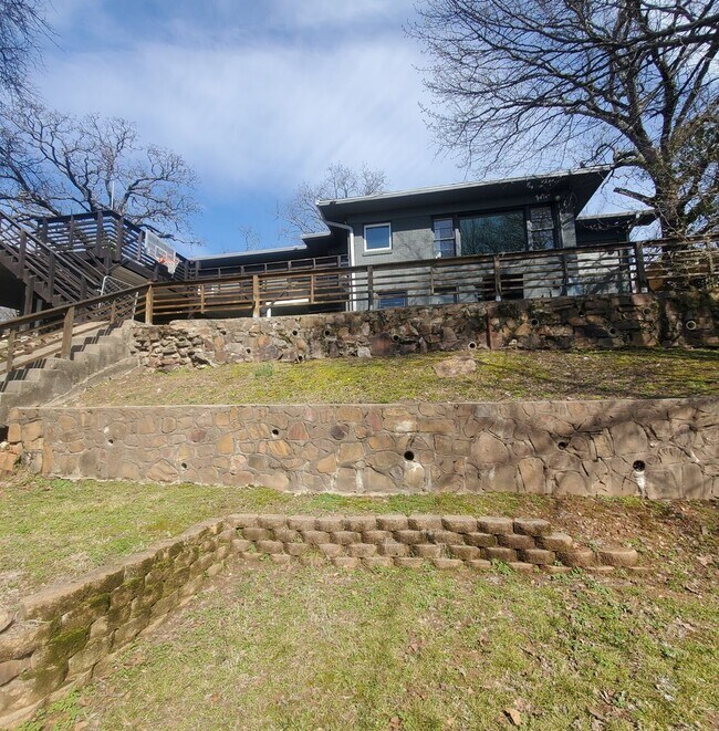 Building Photo - Call Peggy 501 676 1758