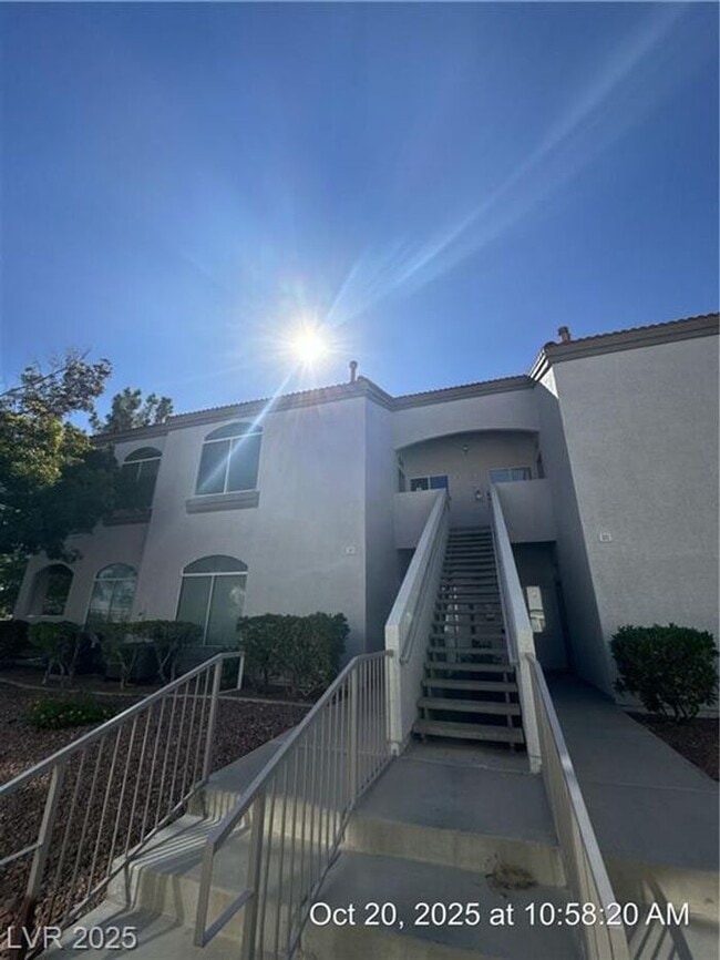 Building Photo - MISSION RIDGE SECOND-FLOOR CONDO!!