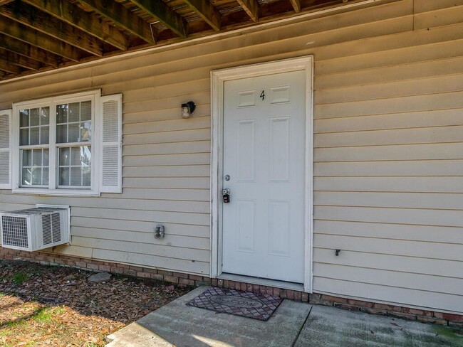 Building Photo - Super cute 1 bedroom, 1 bathroom, corner u...