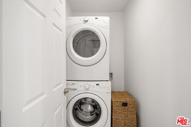 Building Photo - 5202 Topeka Dr