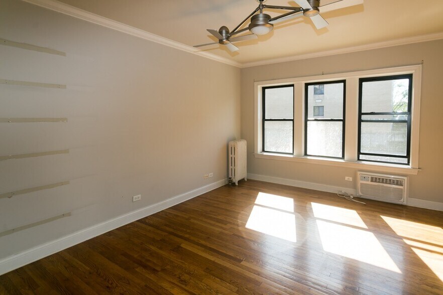 Building Photo - 736 W Addison St
