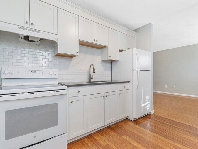 Building Photo - 180 River St