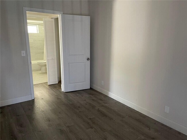 Building Photo - 965 Manor Dr