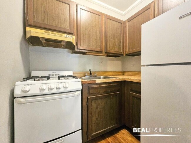 Building Photo - 1 bedroom in CHICAGO IL 60657