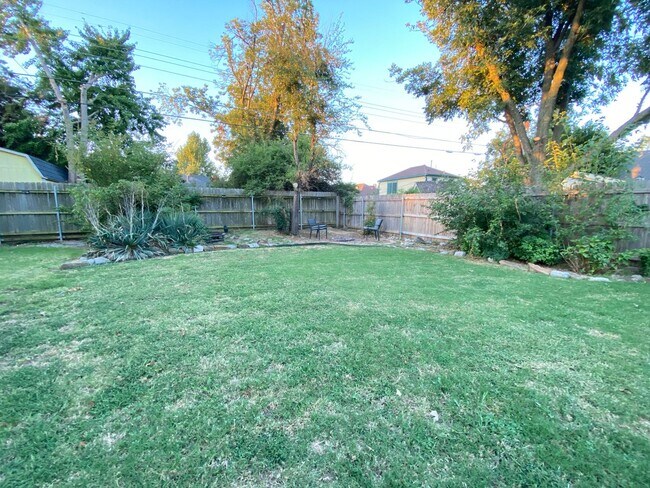 Building Photo - 2 Bedroom 2 Bathroom plus Bonus Room with ALL Appliances Included
