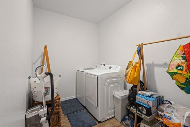 Building Photo - 338 Pinecrest Loop