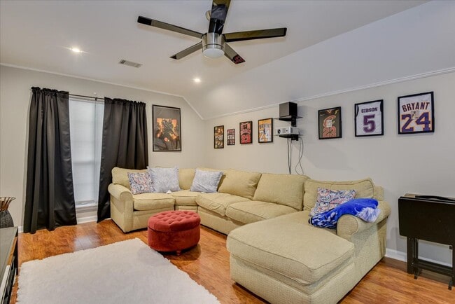Building Photo - 4 bedroom 2.5 bath home on the water with ...
