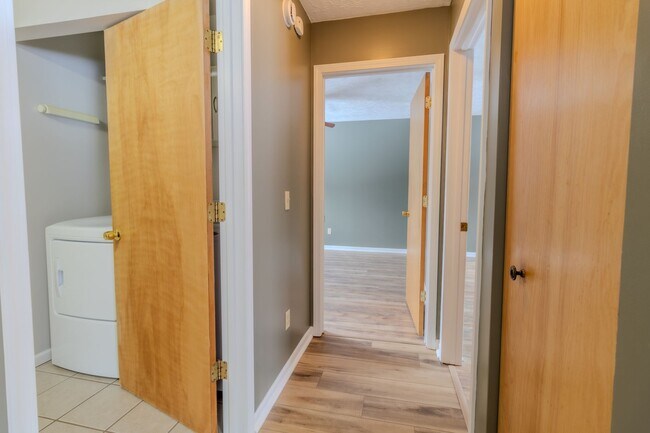 Building Photo - Woodsy Retreat in Lake Ann