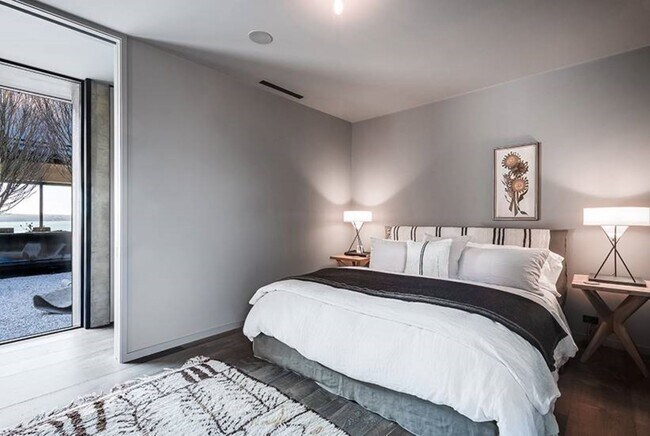 Building Photo - 265 Three Mile Harbor Hog Creek Rd