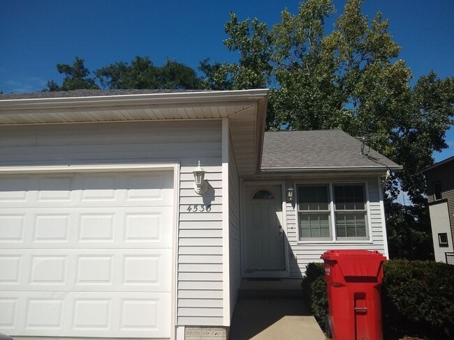 Building Photo - Sublease - 3 Bedroom Duplex Available Nove...