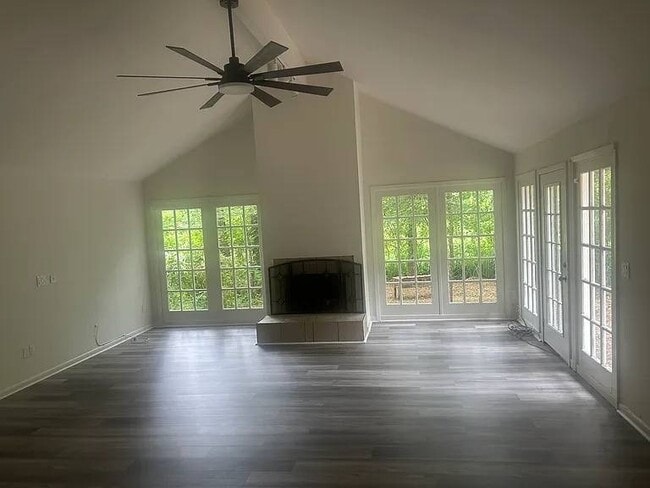 Building Photo - 637 Briarcliff Cir