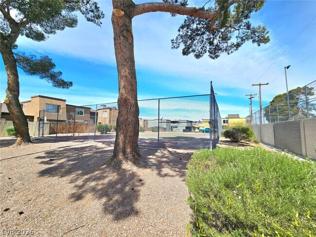 Building Photo - 1460 Hialeah Dr