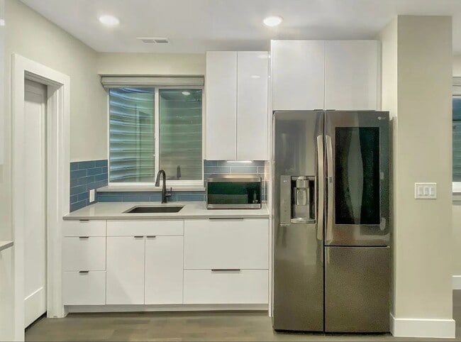 Building Photo - Modern 4BD, 3BA LoHi Townhome with Rooftop Deck