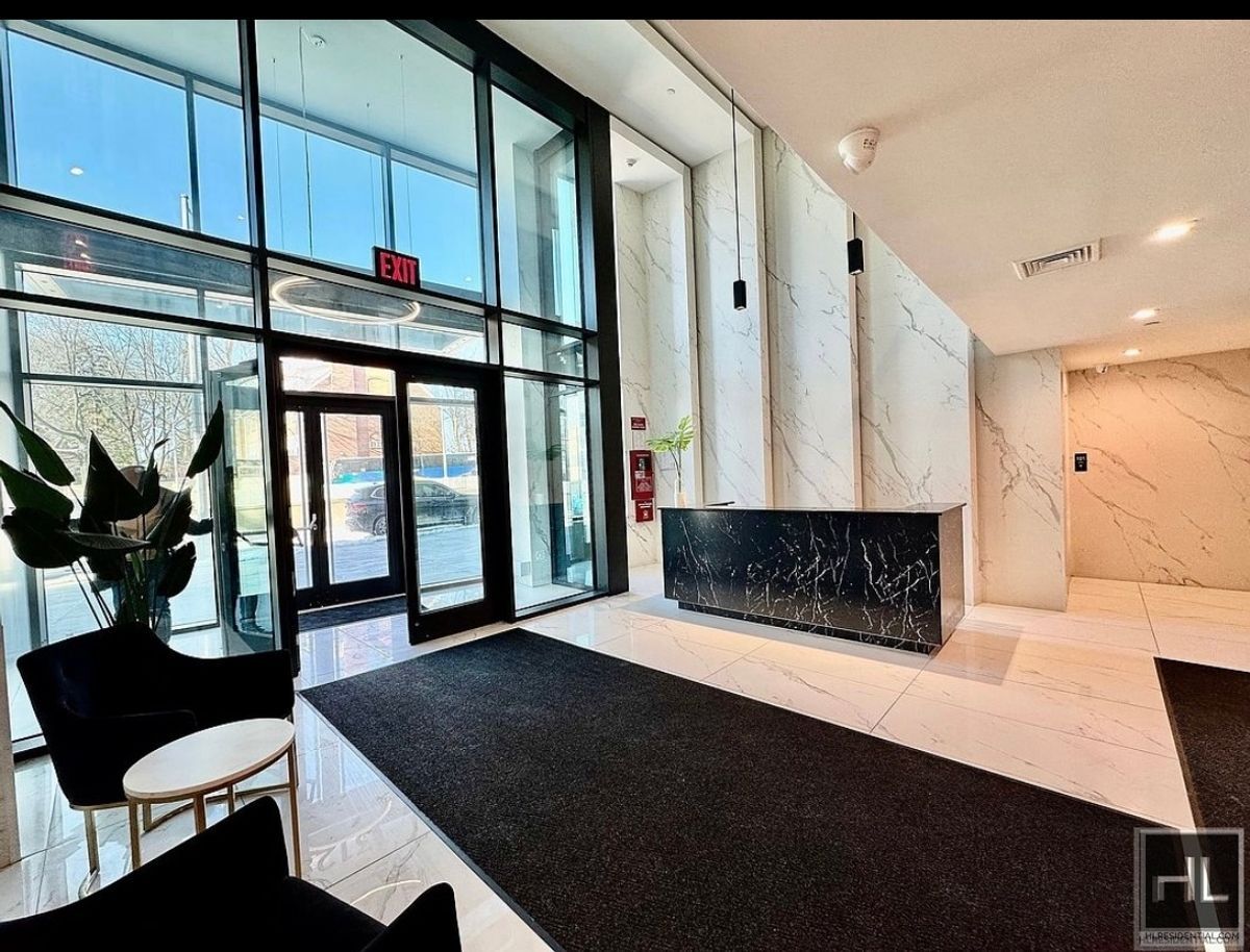 Building Photo - Gorgeous 1 bedroom with private balcony & laundry hookup