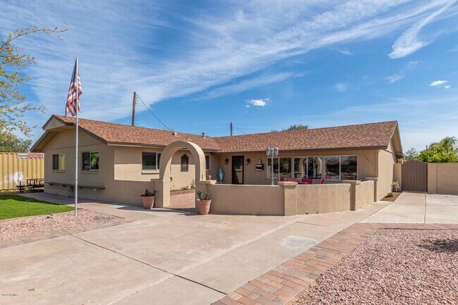 Primary Photo - 6825 E Virginia Ave