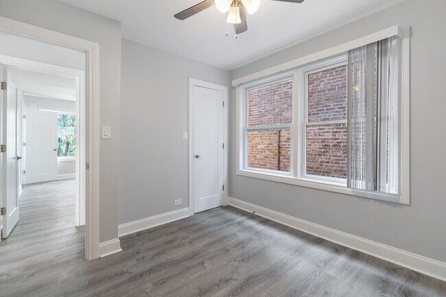 Building Photo - 7630 N Eastlake Terrace