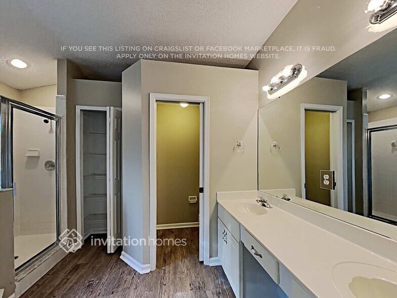 Building Photo - 8043 Sable Creek Dr E