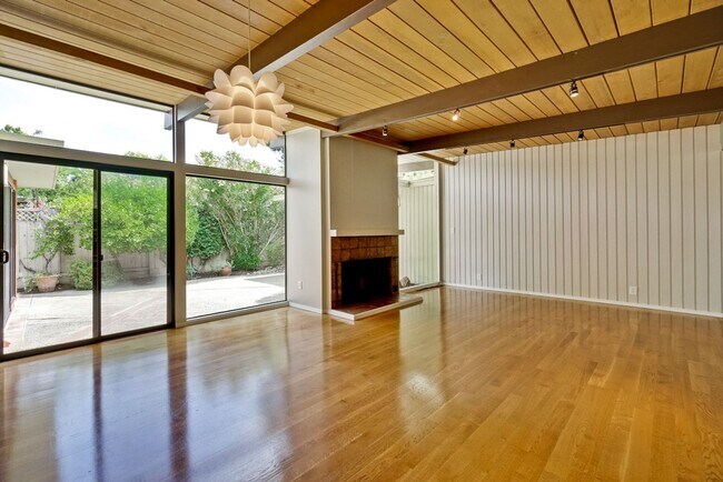 Building Photo - Beautifully Updated 4 Bed, 3 Bath Eichler ...