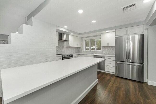 Building Photo - 57 Sloane Dr