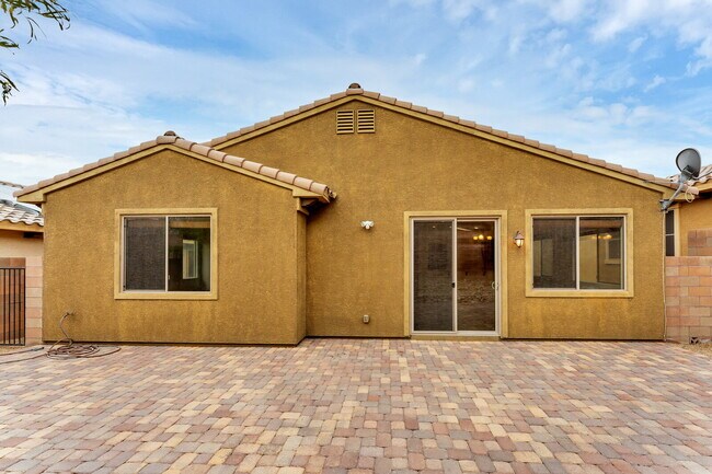 Building Photo - "Charming 3-Bed Oasis with 2 Baths in Henderson – 1716 Sq Ft of Comfort!"