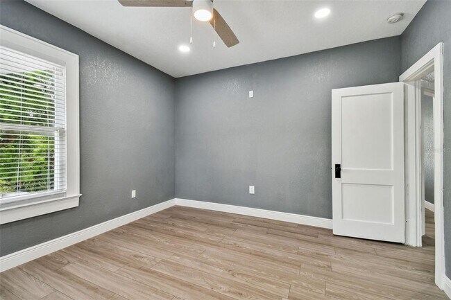Building Photo - 6810 N Navin Ave