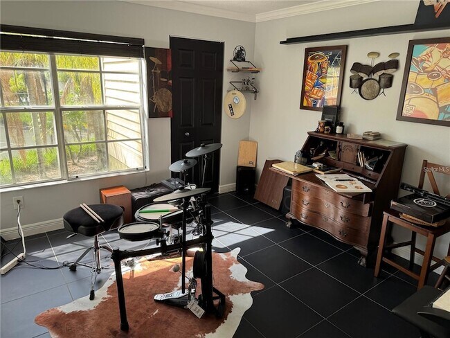 Building Photo - 1950 Summer Club Dr