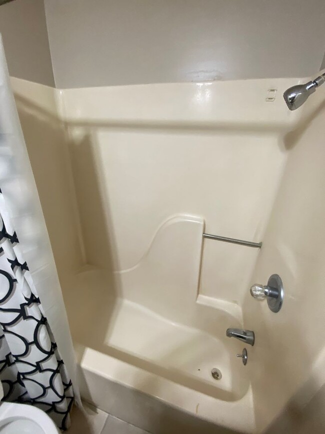 Building Photo - Lower Level 2 Bedroom Apartment for Rent!