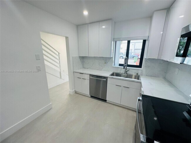 Building Photo - 7157 W 19th Ct