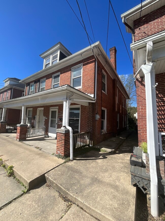 Building Photo - 40 N Poplar St