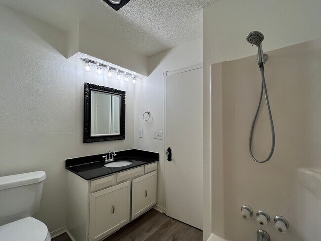 Building Photo - 3 Bedroom/2 Bathroom Home with Covered Pat...