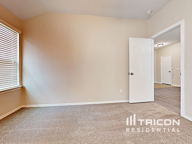 Building Photo - 110 N Golden Oak Dr