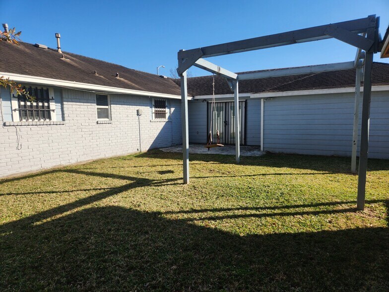 Building Photo - 5503 Bertellis Ln