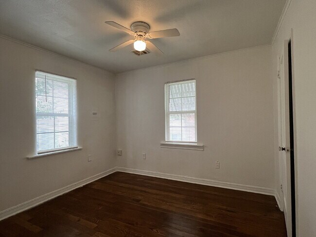 Building Photo - 3 Bedroom close to Campus!!
