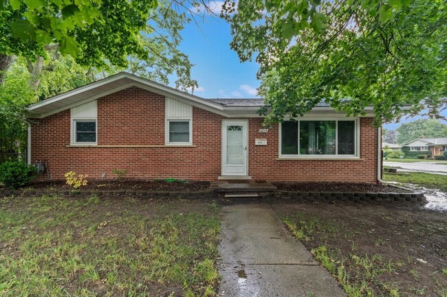 Primary Photo - 1015 N Maple Rd