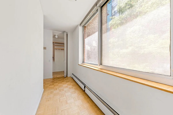 Building Photo - 3LN