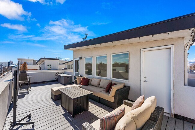 Building Photo - ROOFTOP DECK + spacious END UNIT townhome in Berkeley Neighborhood!