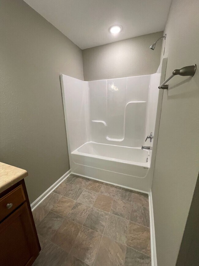 Building Photo - 3/3 condo convenient to FSU, FAMU, TCC, re...