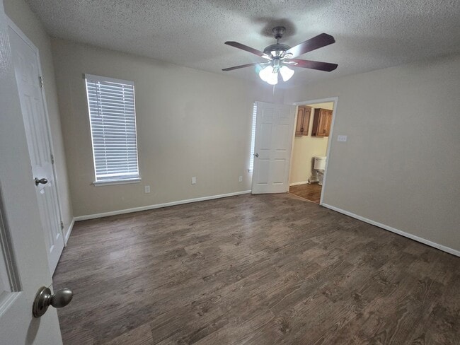 Building Photo - Great updated 4 bedroom 2.5 bath home, 2 c...