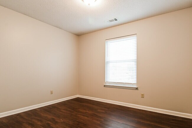 Building Photo - 105 Norma Carol Cove