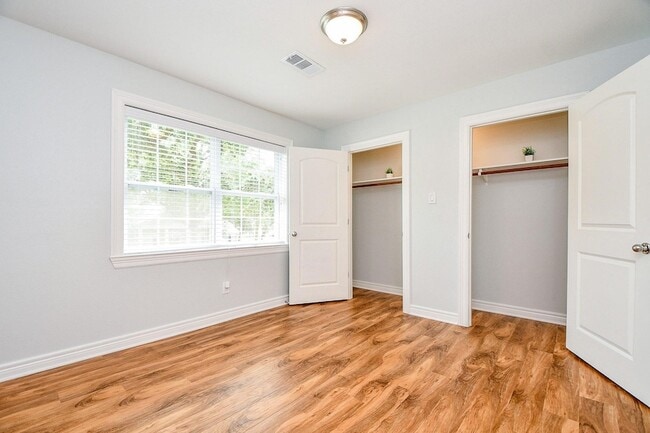 Building Photo - 707 Thistlewood Dr