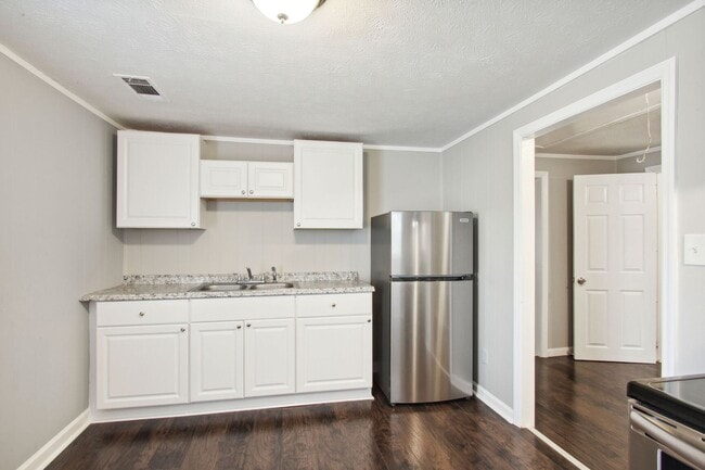 Building Photo - Large 2BR/2BA Eastside Savannah House For Rent