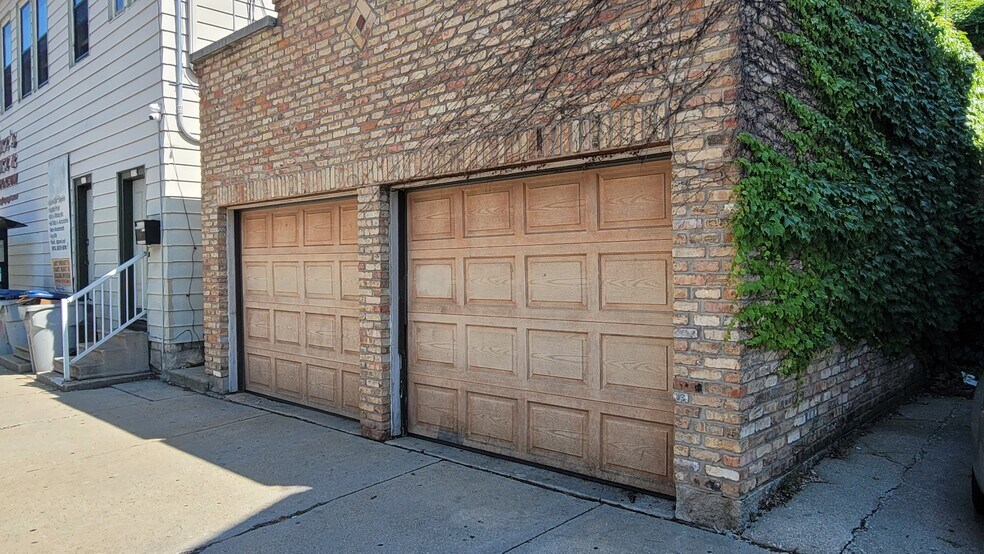 Building Photo - 1035 E Brady St