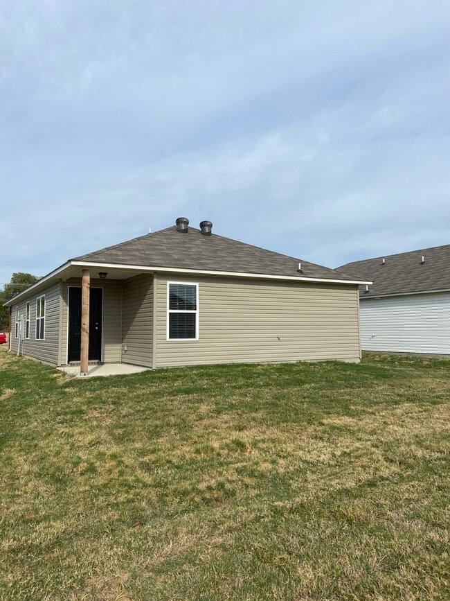 Building Photo - Now Preleasing: Stylish 3-Bedroom Home in Faulkner Crossing