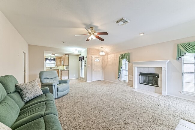 Building Photo - 404 Live Oak Ln