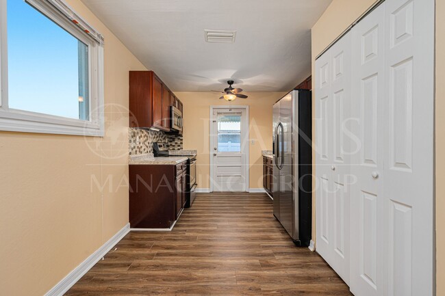 Building Photo - Cozy Home in South Daytona