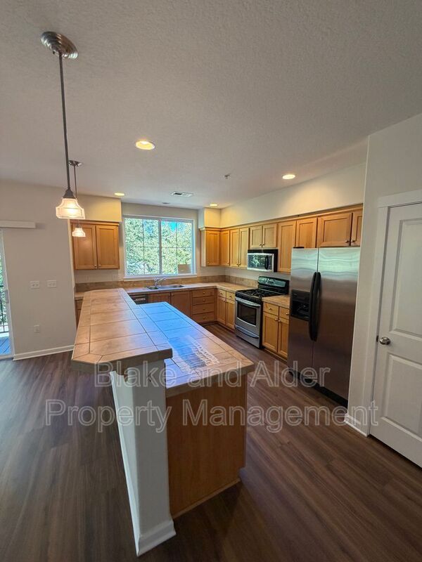 Building Photo - 10805 NE Red Wing Way