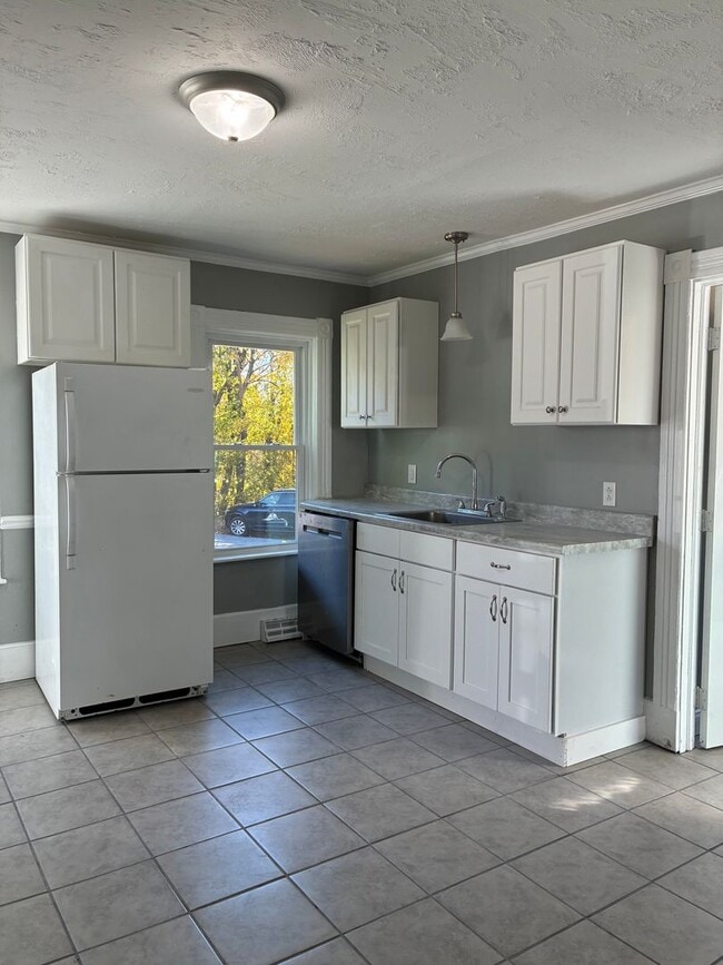 Building Photo - Fresh and updated 4 bedroom for immediate occupancy
