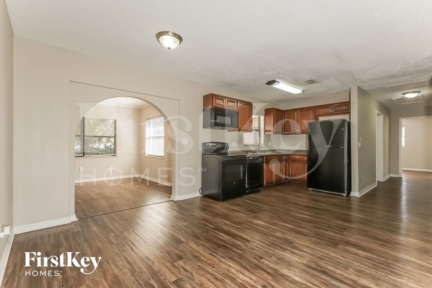 Building Photo - 3408 E Knollwood St